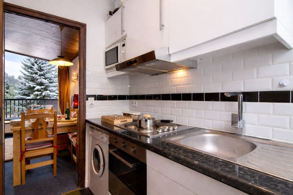 Well equipped kitchen with a washing machine