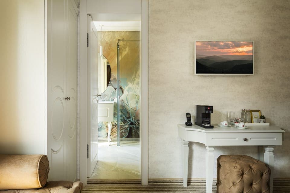 Hypo-allergenic bedding, minibar, in-room safe, individually decorated