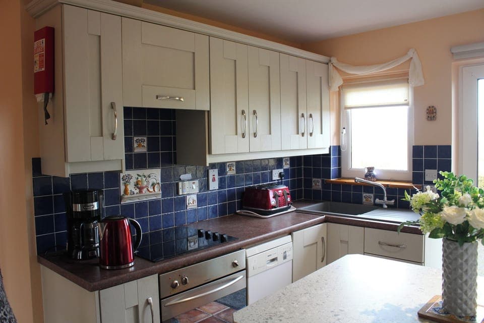 Cottage | Private kitchen | Dishwasher, cookware/dishes/utensils