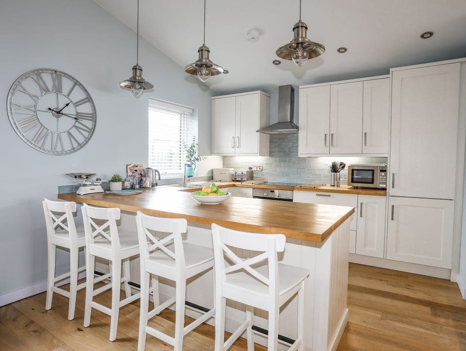 Cottage | Private kitchen | Dishwasher, cookware/dishes/utensils