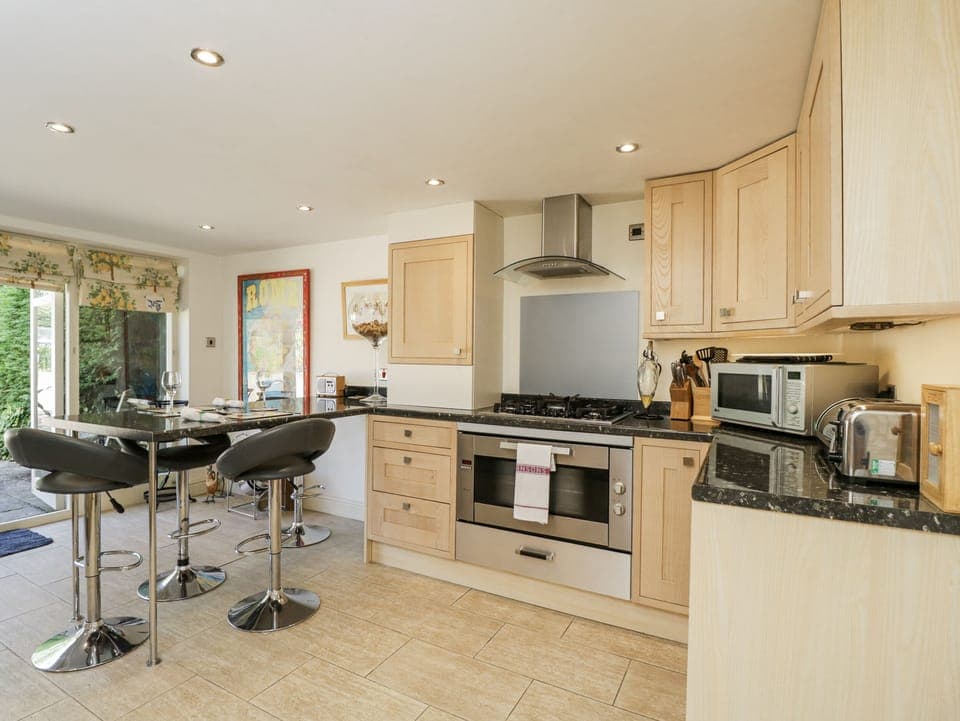 Cottage | Private kitchen | Dishwasher, cookware/dishes/utensils