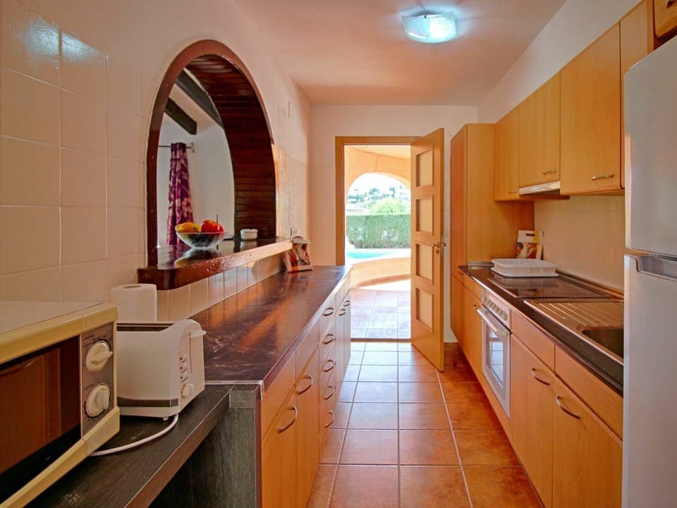 Property, Room, Countertop, Building, Furniture, Interior Design, Kitchen, Ceiling, Floor, Cabinetry