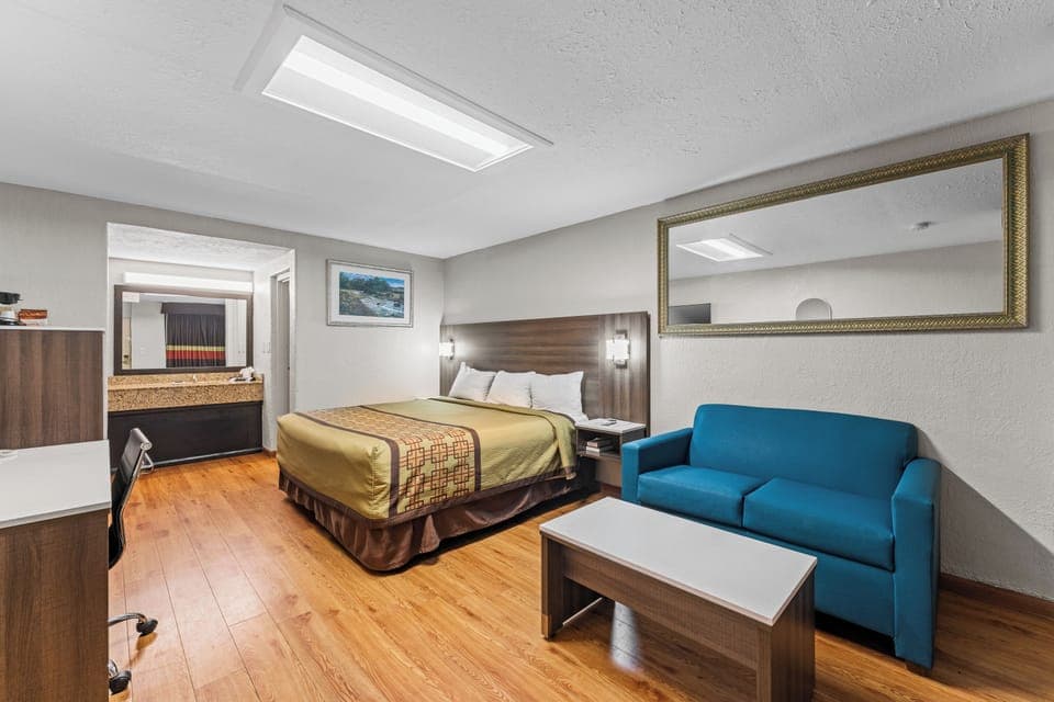 Egyptian cotton sheets, premium bedding, pillowtop beds, desk