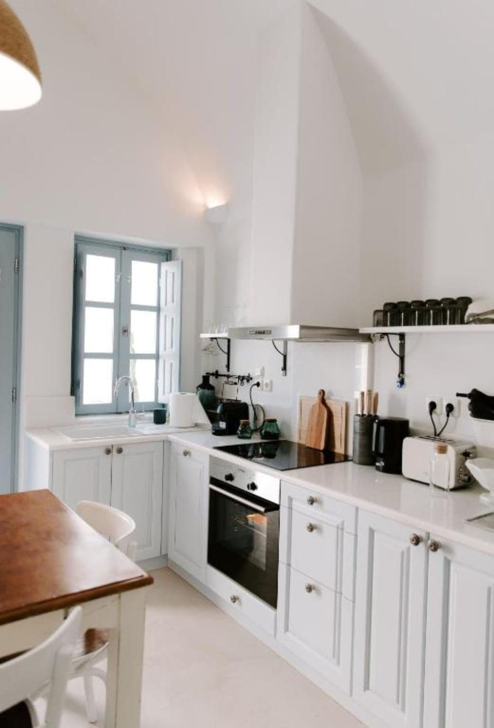 Blue Door Villa | Minibar, in-room safe, individually decorated, individually furnished