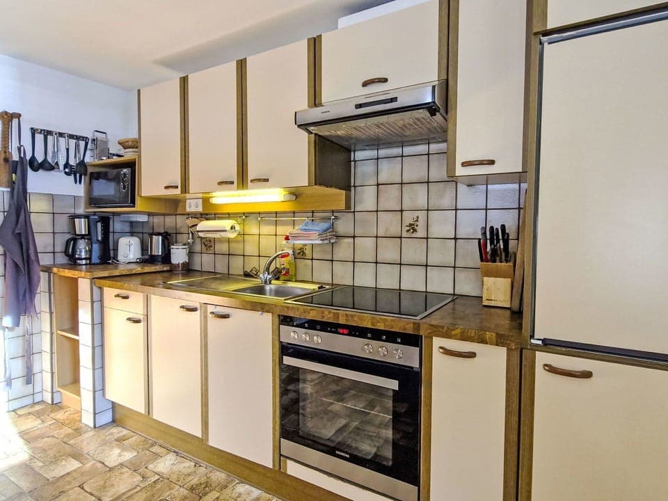 Kitchen Appliance, Major Appliance, Kitchen, Wood, Countertop, Interior Design, Flooring, Cabinetry, Room, Floor