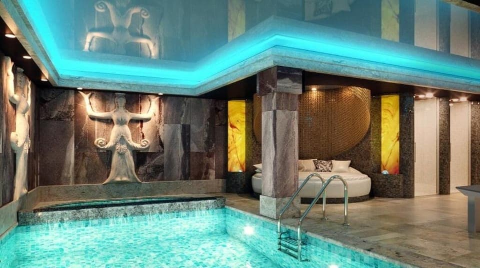 Indoor spa tub