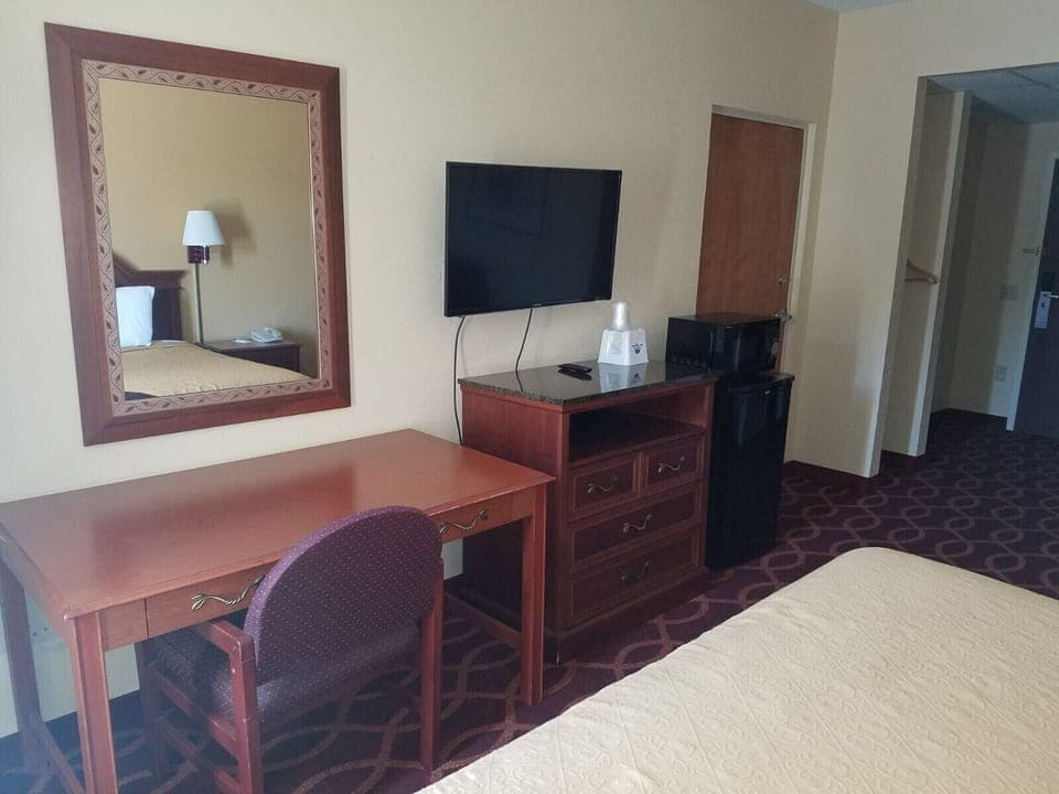 Basic Single Room | Desk, iron/ironing board, Internet, bed sheets