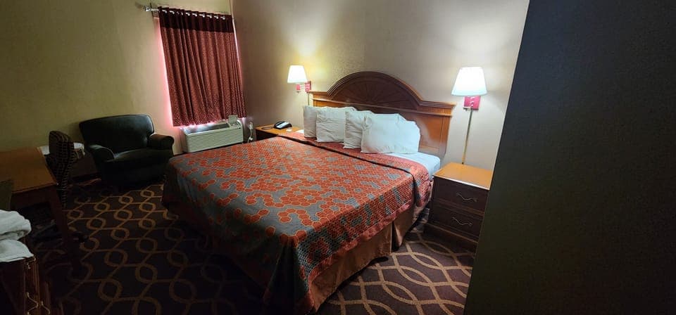 Basic Single Room | Desk, iron/ironing board, Internet, bed sheets