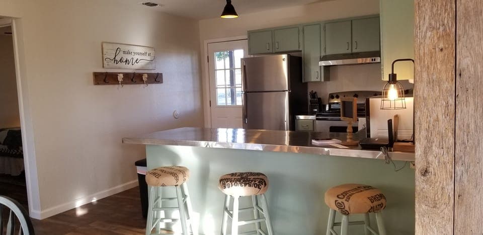 Fully-equipped kitchen with dining table for 6.