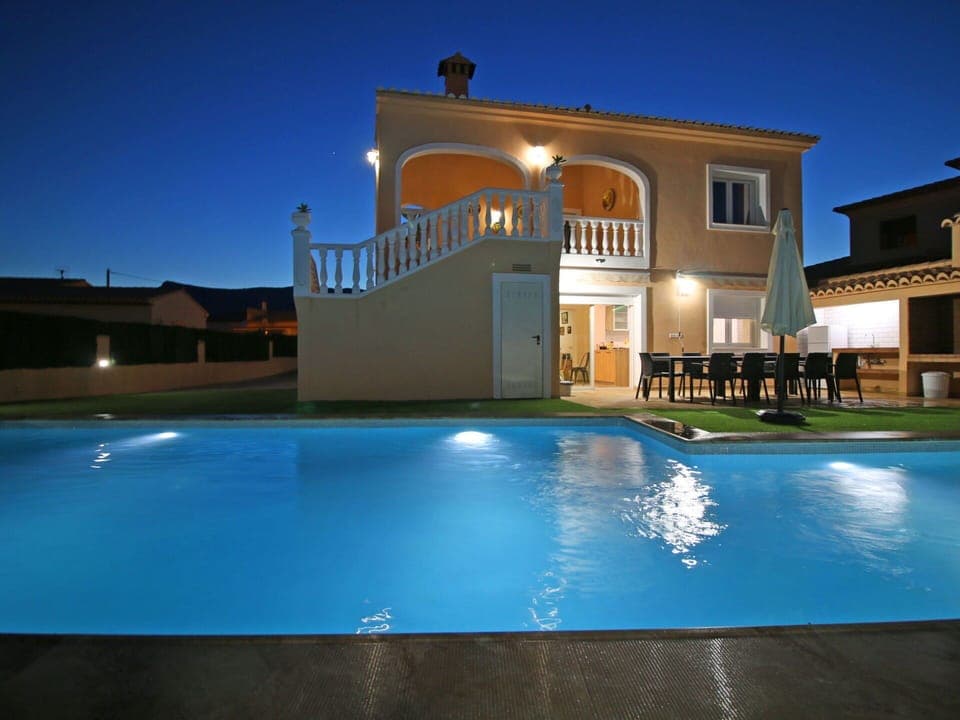 Water, Plant, Sky, Property, Building, Window, Swimming Pool, Azure, House, Shade