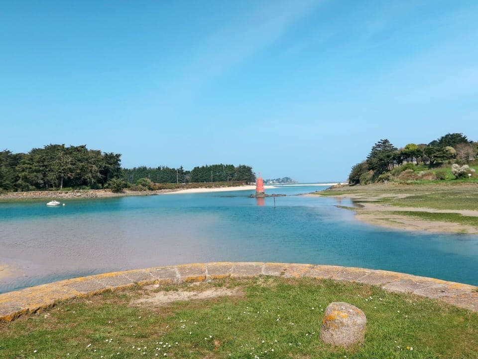 Sky, Building, Plant, Urban Design, Tower Block, Condominium, Real Estate, City, Facade, Commercial Building