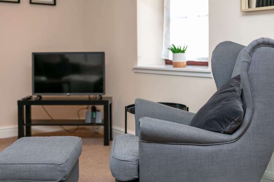 Basic Apartment, 2 Bedrooms, Non Smoking | Living room | Flat-screen TV