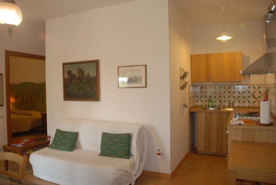 Apartment, 2 Bedrooms, Fireplace, Garden View | Living room