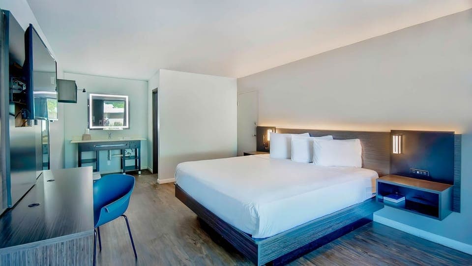 Blackout drapes, free WiFi, bed sheets