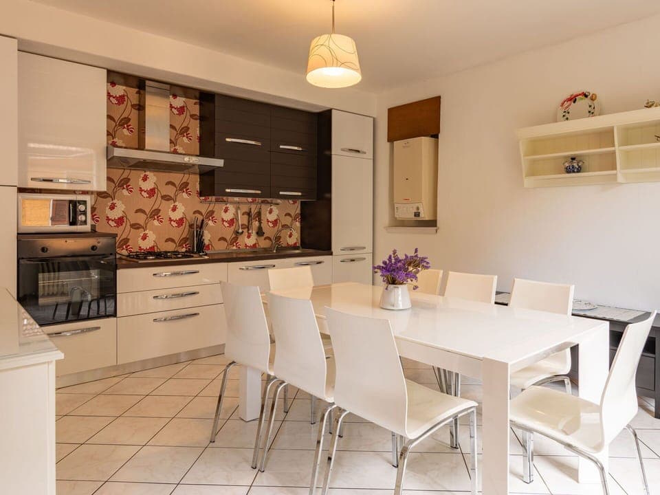 Sky, Mountain, Daytime, Building, Plant, Natural Landscape, House, Vegetation, Highland, Tree