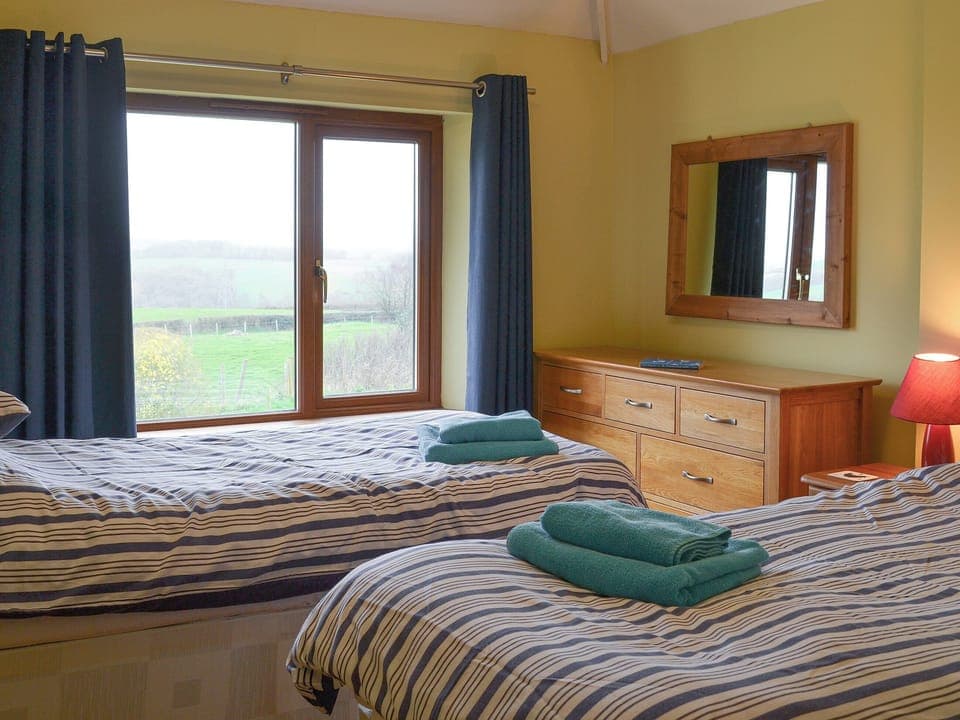 Twin bedroom | Orchard Cottage - Orchard Farm, Bideford
