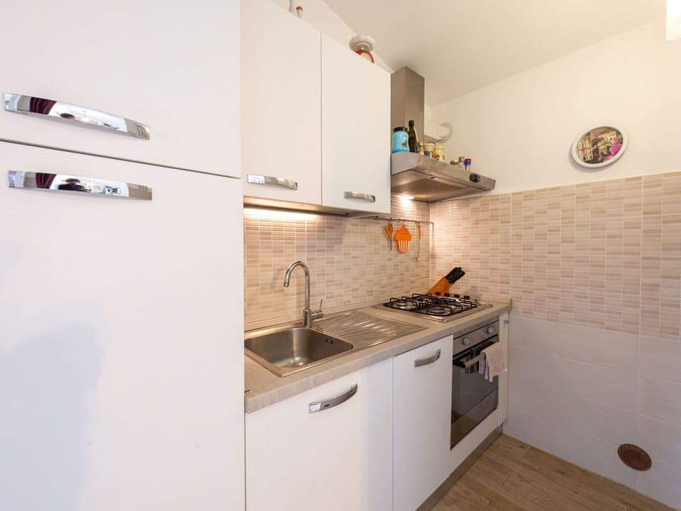 Tap, Kitchen Sink, Cabinetry, Sink, Plumbing Fixture, Countertop, Building, Kitchen Stove, Kitchen, Wood