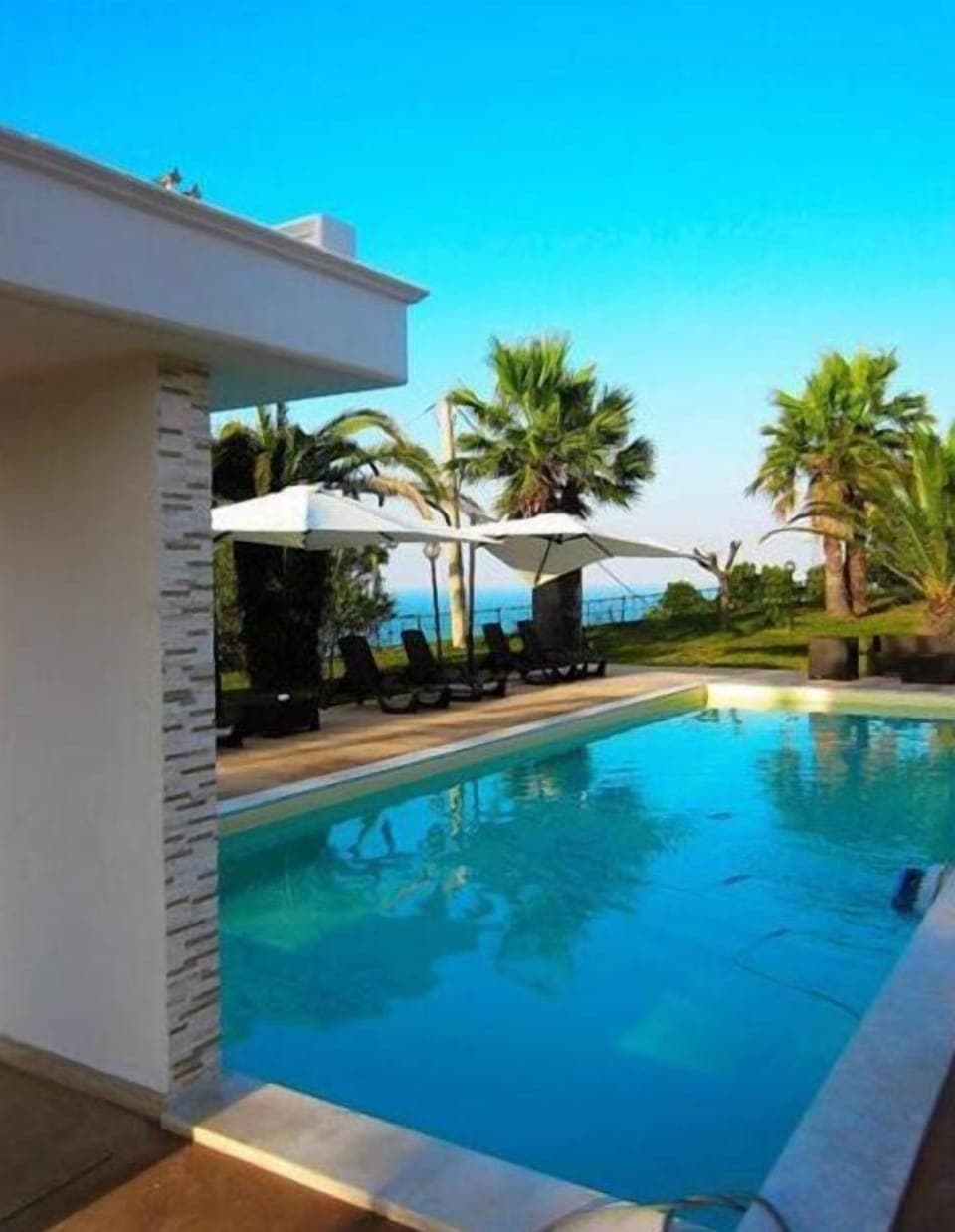 Seasonal outdoor pool, open 7:30 AM to 9:00 PM, sun loungers