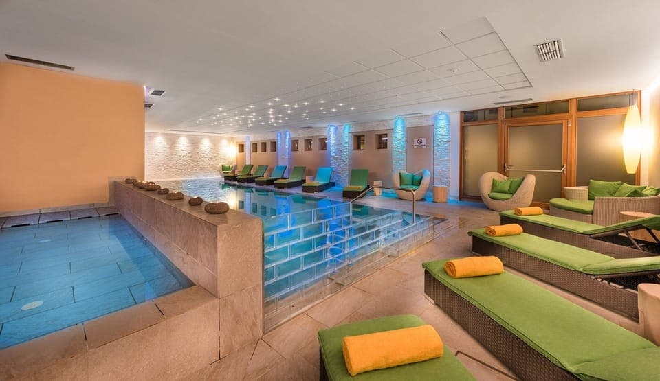 Indoor pool, sun loungers