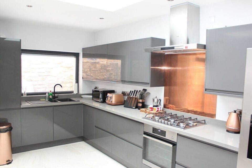 House, 4 Bedrooms (Sleeps 11) | Shared kitchen | Full-size fridge, microwave, oven, stovetop