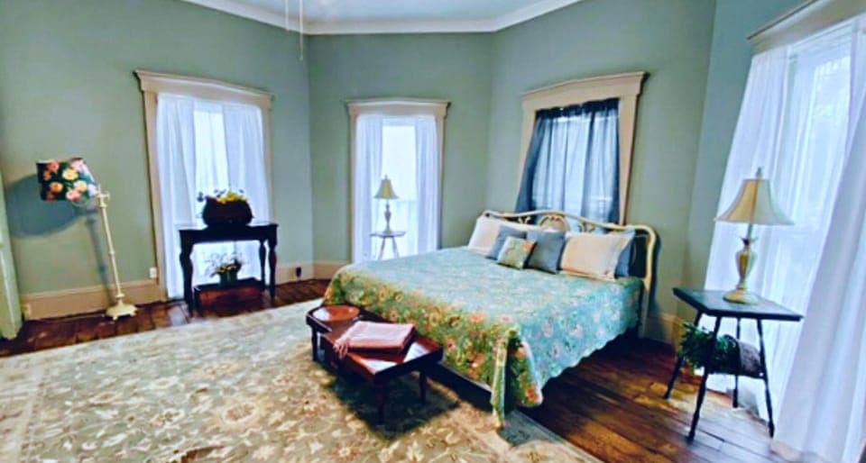 Spacious King Bedroom for a quiet nights sleep