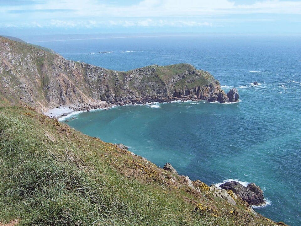 Snow, Sky, Cloud, Mountain, Building, Slope, Tree, Plant, House, Natural Landscape