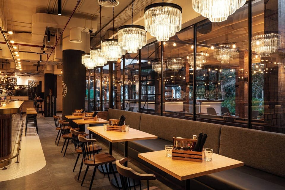 Lunch and dinner served, international cuisine