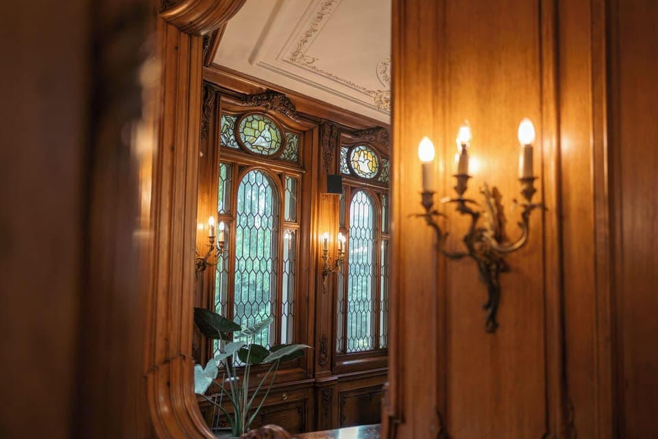 Breakfast and dinner served, British cuisine