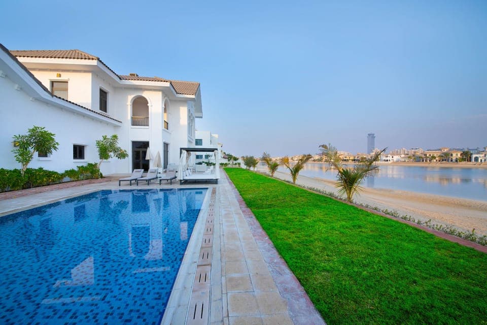 Beautiful holiday villa by the sea with private pool and beach access in Palm Jumeirah Dubai
