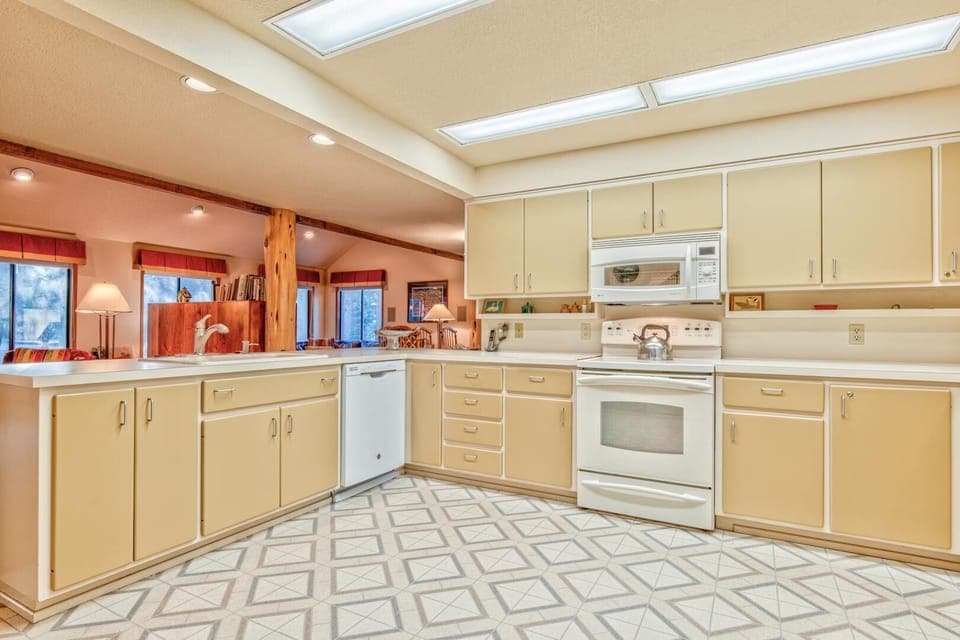House, Multiple Beds (Towhee - Unit 5) | Private kitchen | Fridge, microwave, electric kettle, toaster