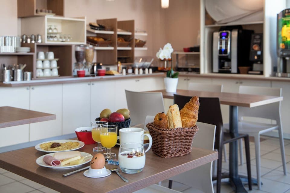 Daily buffet breakfast (EUR 9.90 per person)