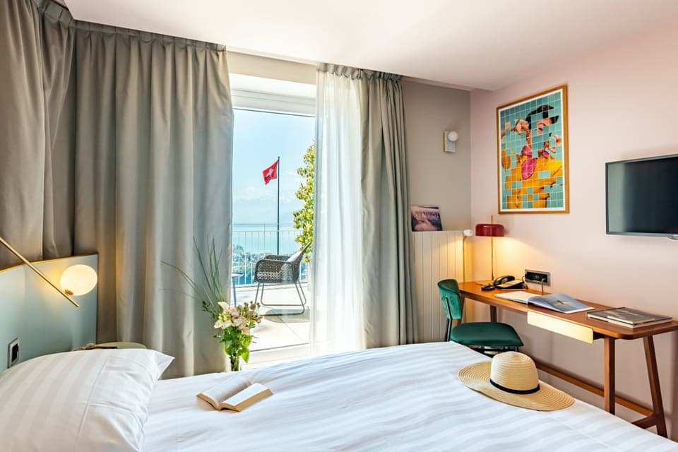 Horizon Lake View Room | Desk, blackout drapes, free WiFi, bed sheets