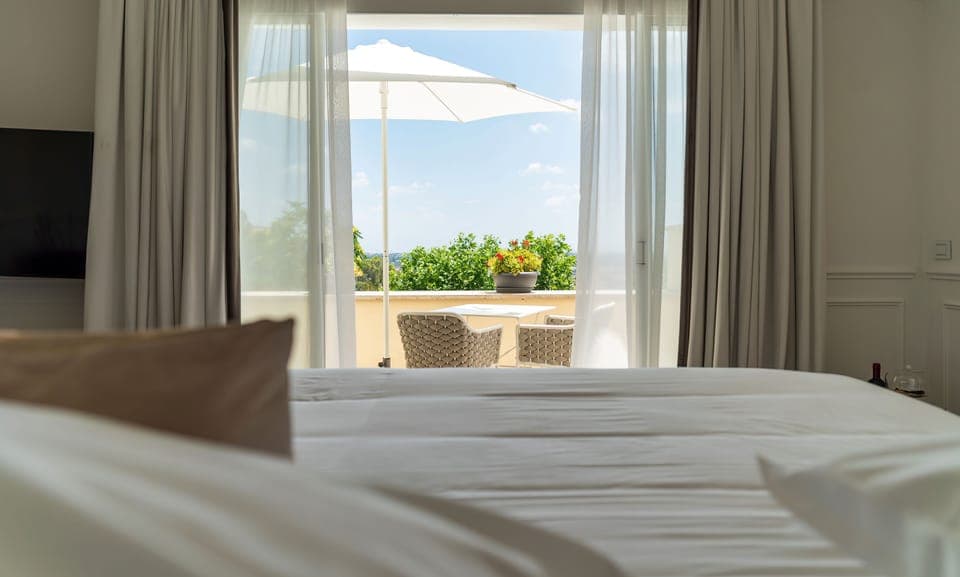 Junior Studio Suite, 1 King Bed, City View | Frette Italian sheets, premium bedding, down comforters, pillowtop beds