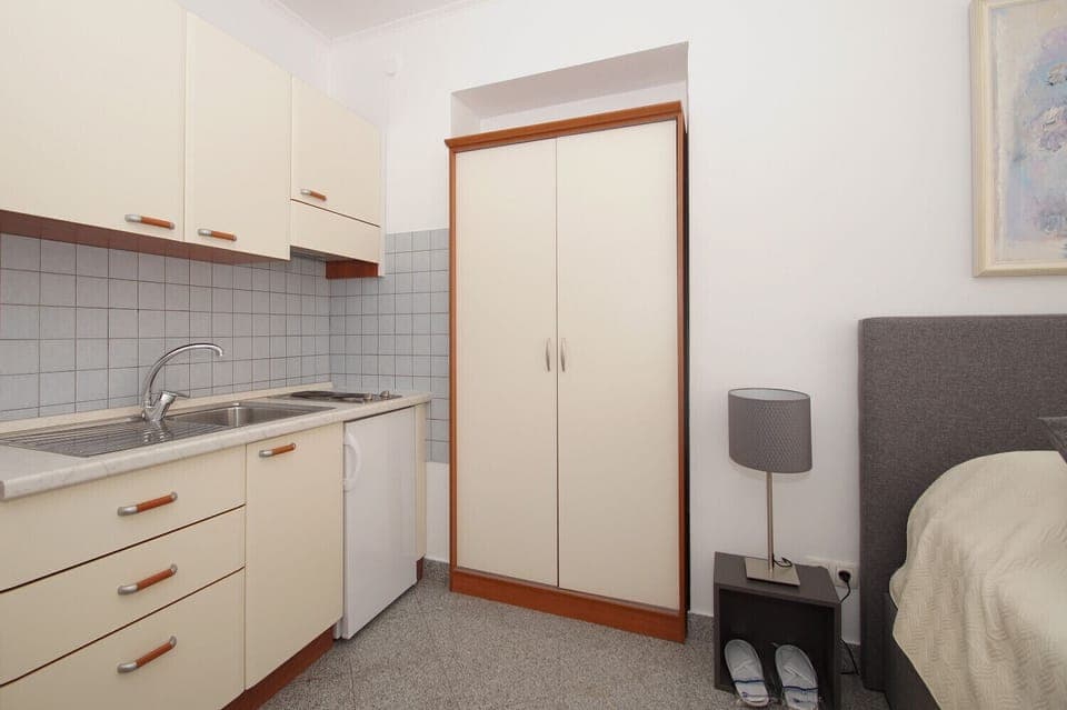 Studio | Private kitchenette | Fridge, stovetop, electric kettle, cookware/dishes/utensils