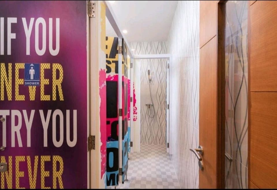 Shower, free toiletries, towels