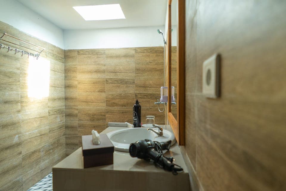 Deluxe Double Room | Bathroom | Shower, towels