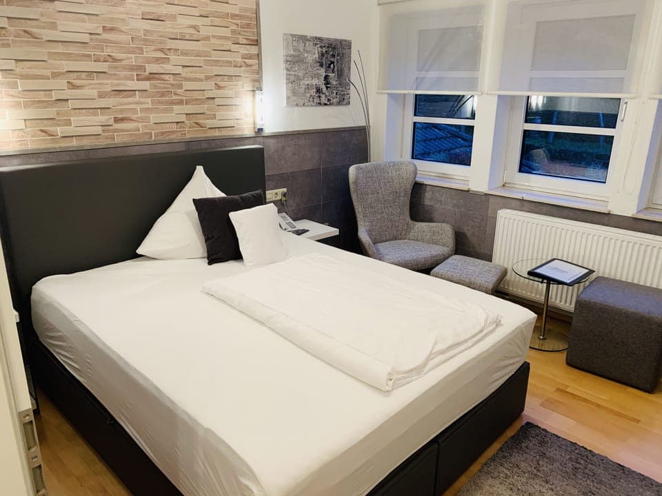 Hypo-allergenic bedding, desk, free WiFi, bed sheets