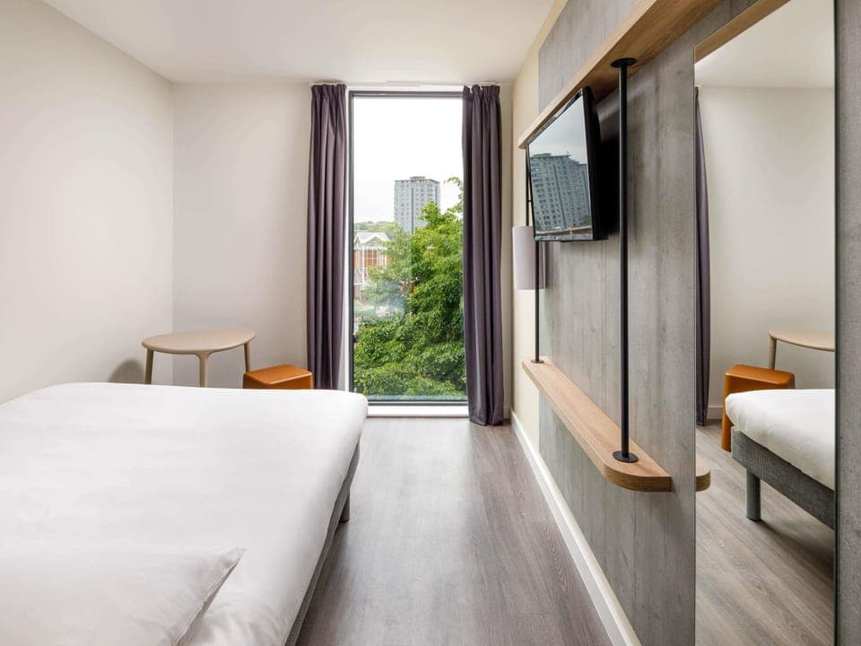 Desk, blackout drapes, free WiFi, bed sheets