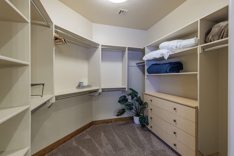 Main Bedroom Walk-In Closet