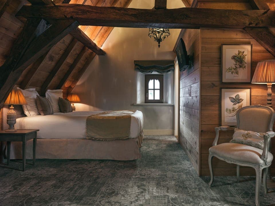 Comfort Room | Minibar, in-room safe, desk, blackout drapes