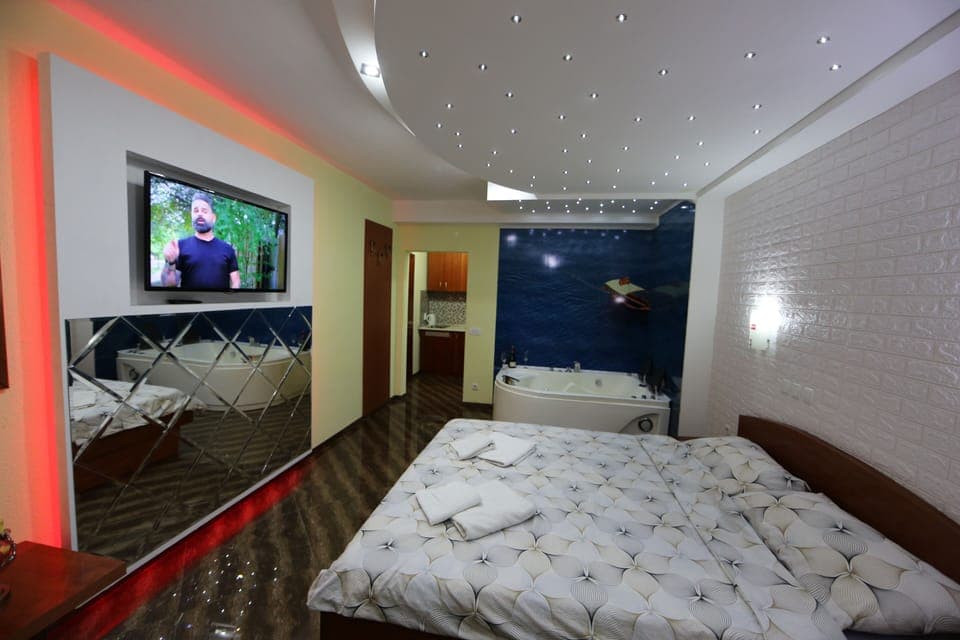 Studio, Hot Tub | Desk, blackout drapes, soundproofing, free cribs/infant beds