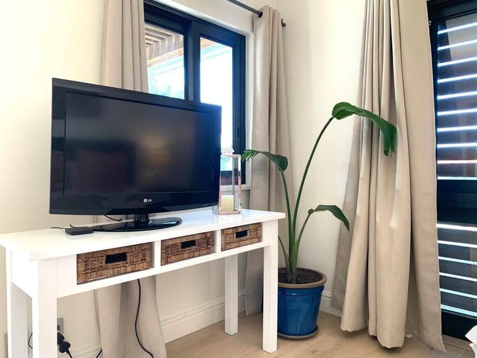 Comfort Suite | Living area | Smart TV