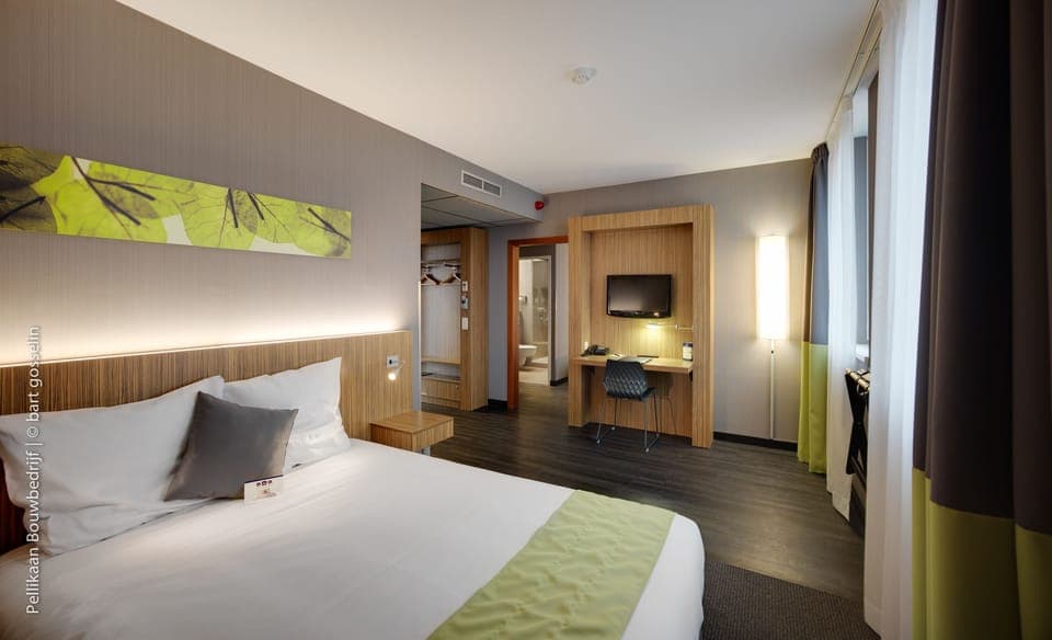 Standard Room, 1 Double Bed, Non Smoking (Larger Room) | In-room safe, desk, blackout drapes, soundproofing