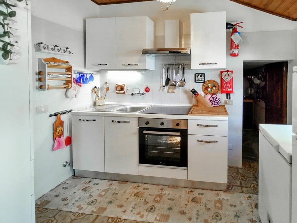 Cabinetry, Countertop, Property, Kitchen Sink, Sink, Tap, Kitchen Stove, Kitchen Appliance, Kitchen, Wood