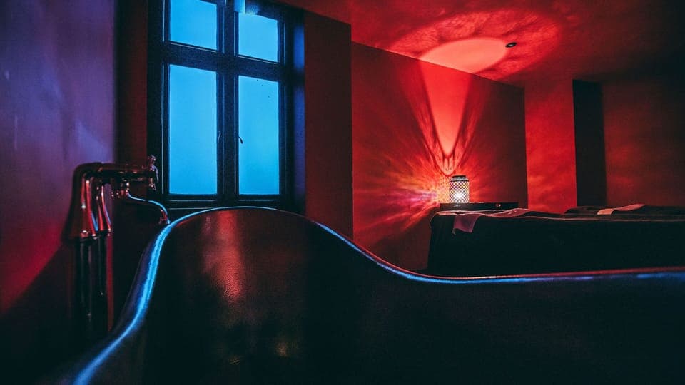 Couples treatment rooms, sauna, hot tub, steam room, body treatments