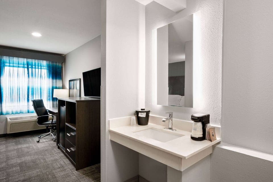 Deluxe Room, 1 Queen Bed, Accessible, Non Smoking | Premium bedding, desk, iron/ironing board, free cribs/infant beds