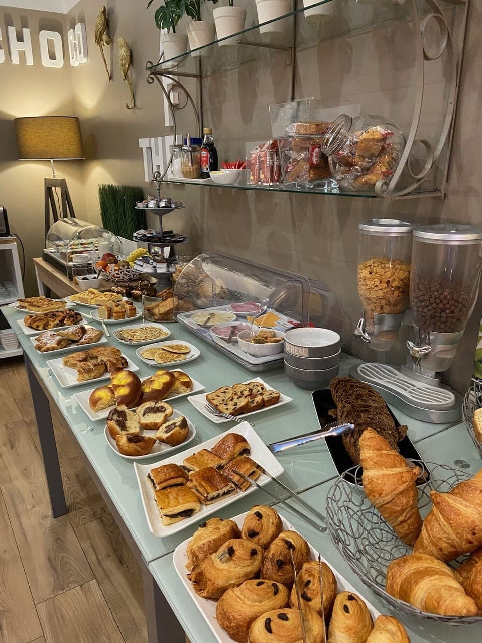 Daily buffet breakfast (EUR 9.8 per person)