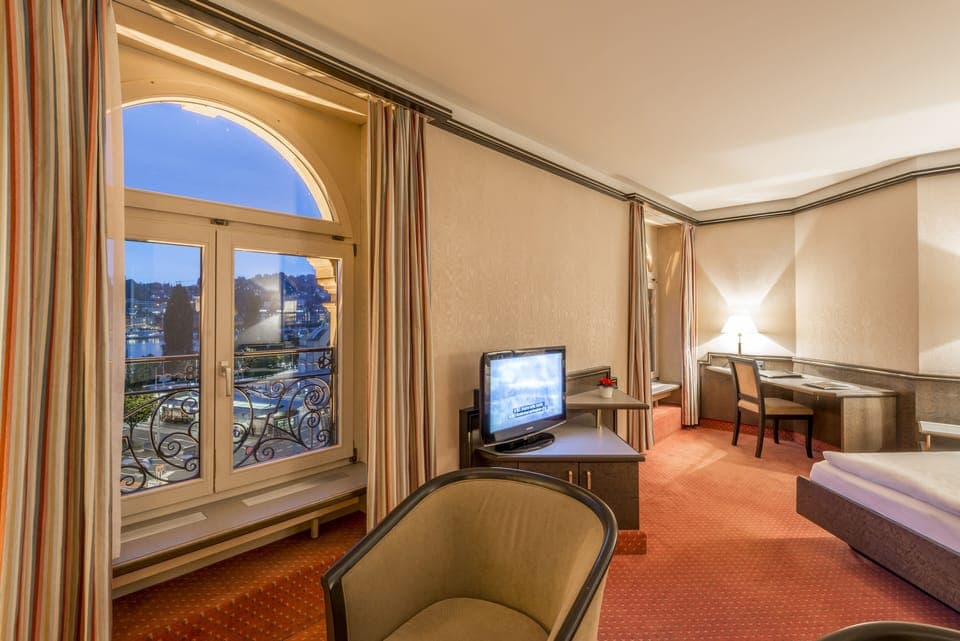 Junior Room | Hypo-allergenic bedding, minibar, in-room safe, desk