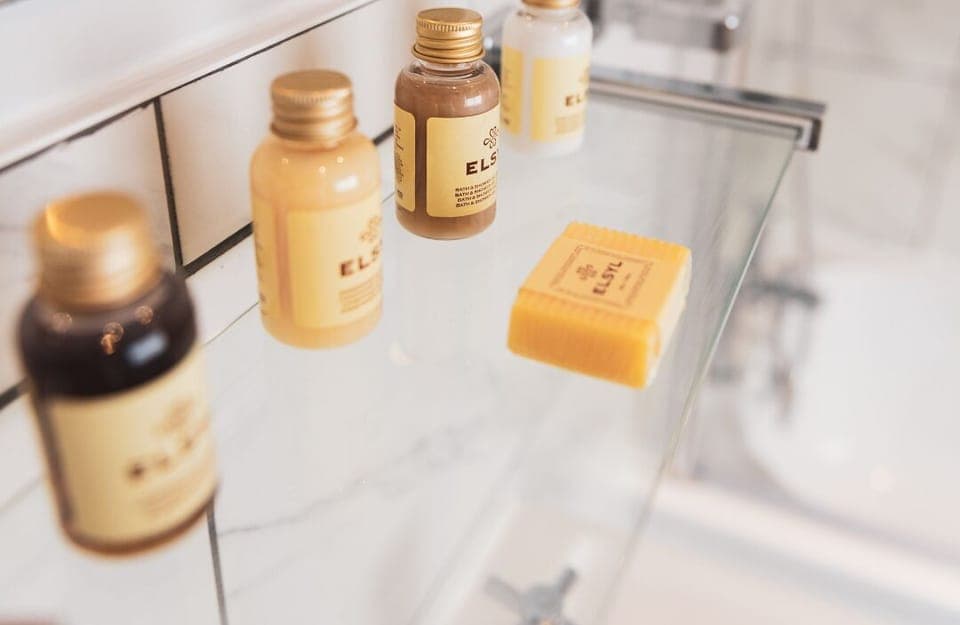 Shower, rainfall showerhead, free toiletries, hair dryer