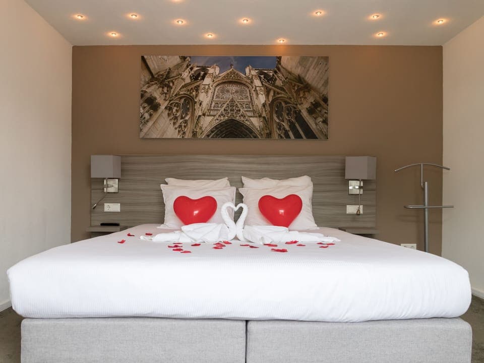 Suite | Desk, iron/ironing board, free WiFi, bed sheets